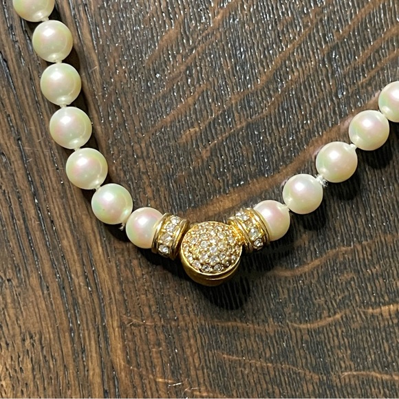 𝐁𝐔𝐘 𝐎𝐑 𝐁𝐘𝐄 @ 2pm EST💥‼️ Christian Dior Pearl necklace w/ button closure - Picture 8 of 8